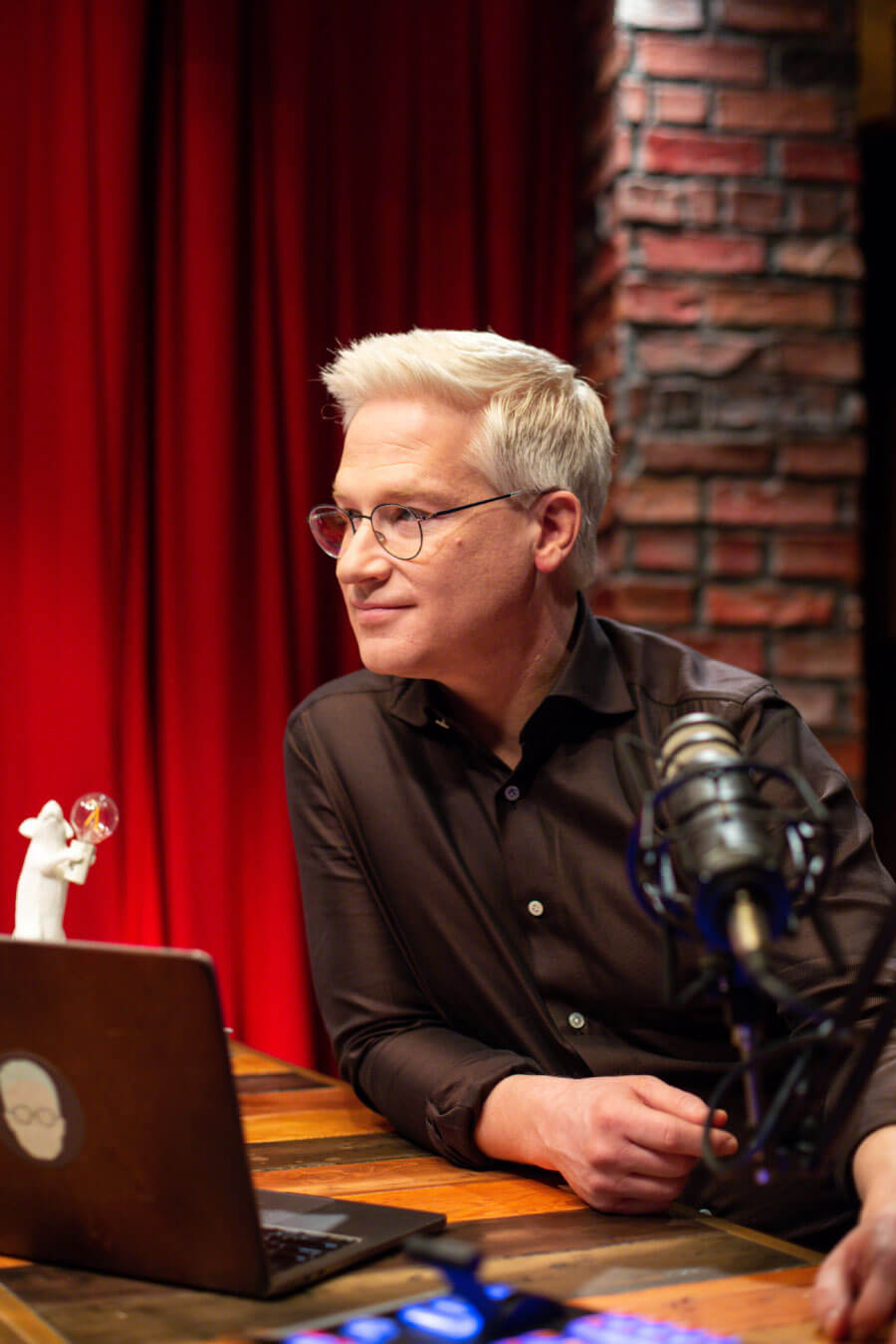 Foto von Markus, wie er jemandem zuhört