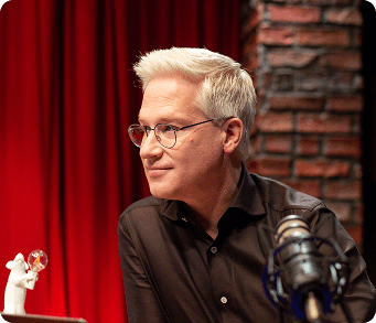 Foto von Markus, wie er jemandem zuhört