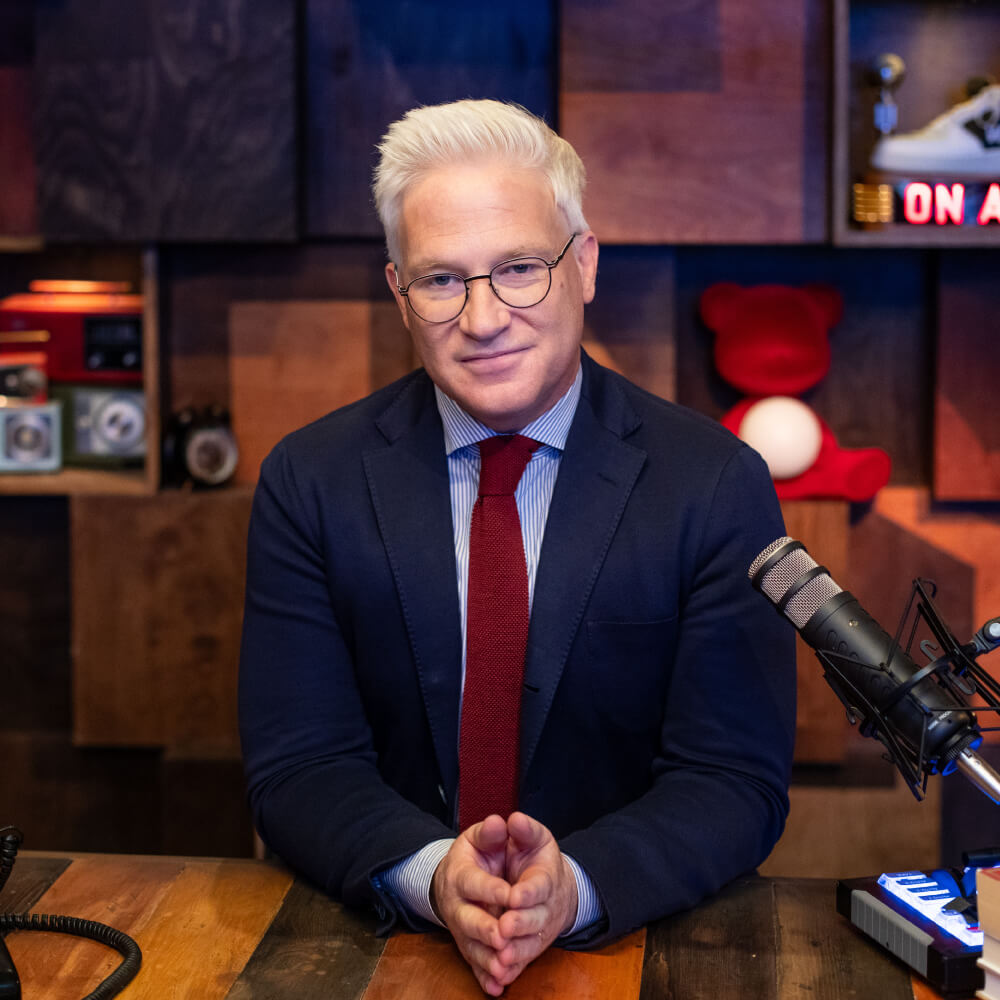 Bild von Markus: Blick direkt in die Kamera, neben ihm ein Podcast Mikrofon